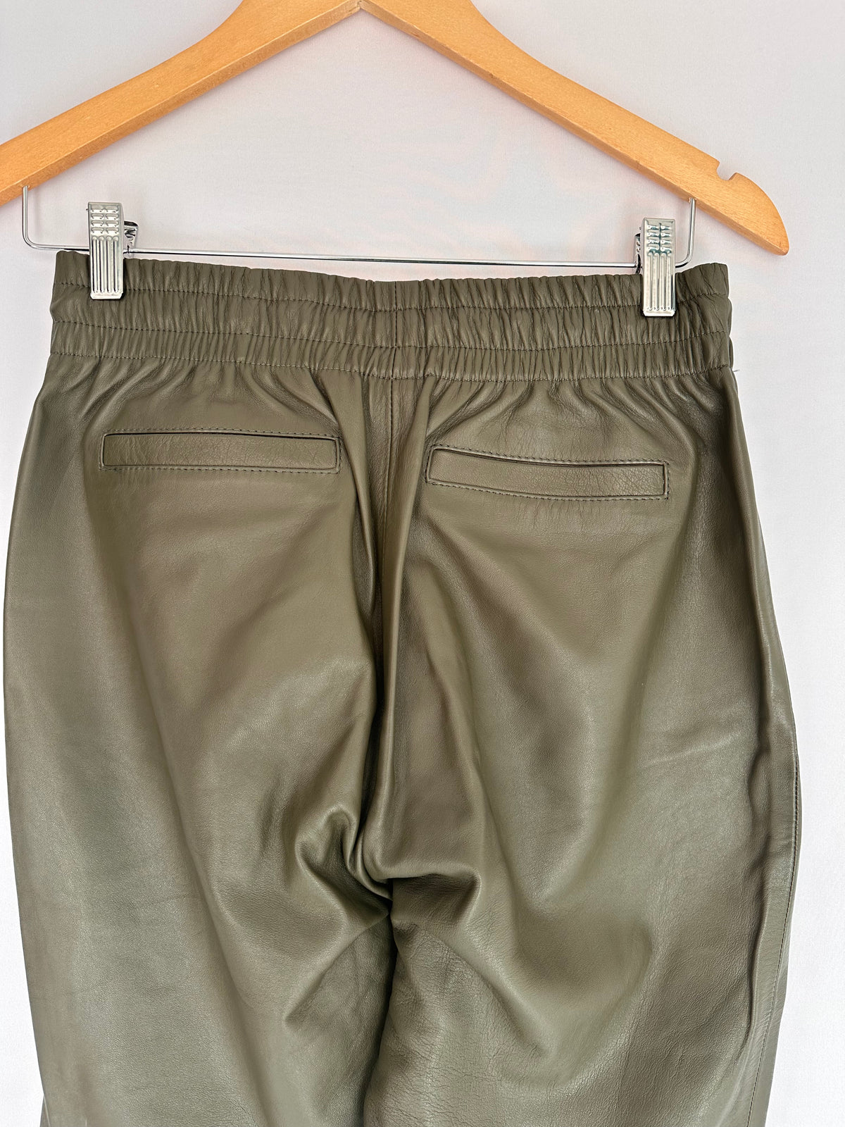 Carol Rossato · Calça em couro com elástico no cós – verde – Tam. P