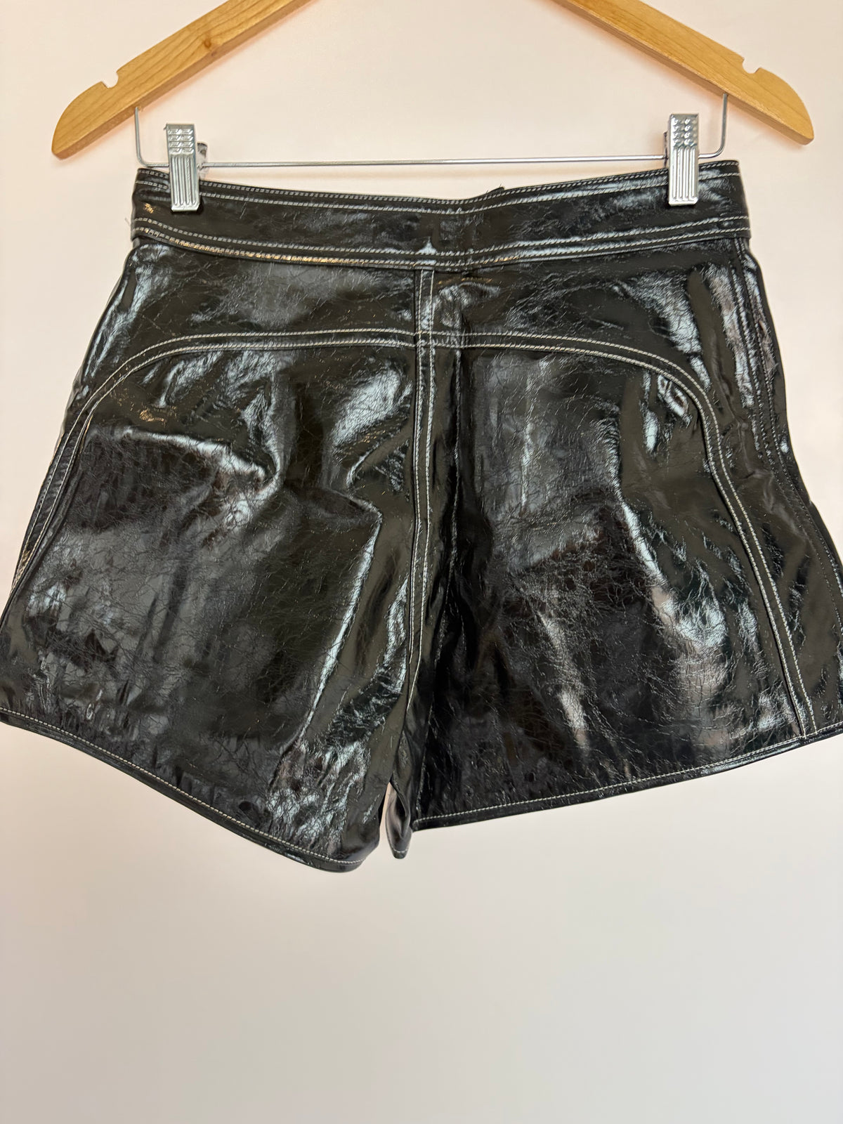 Open · Short em PU envernizado – preto – Tam. P