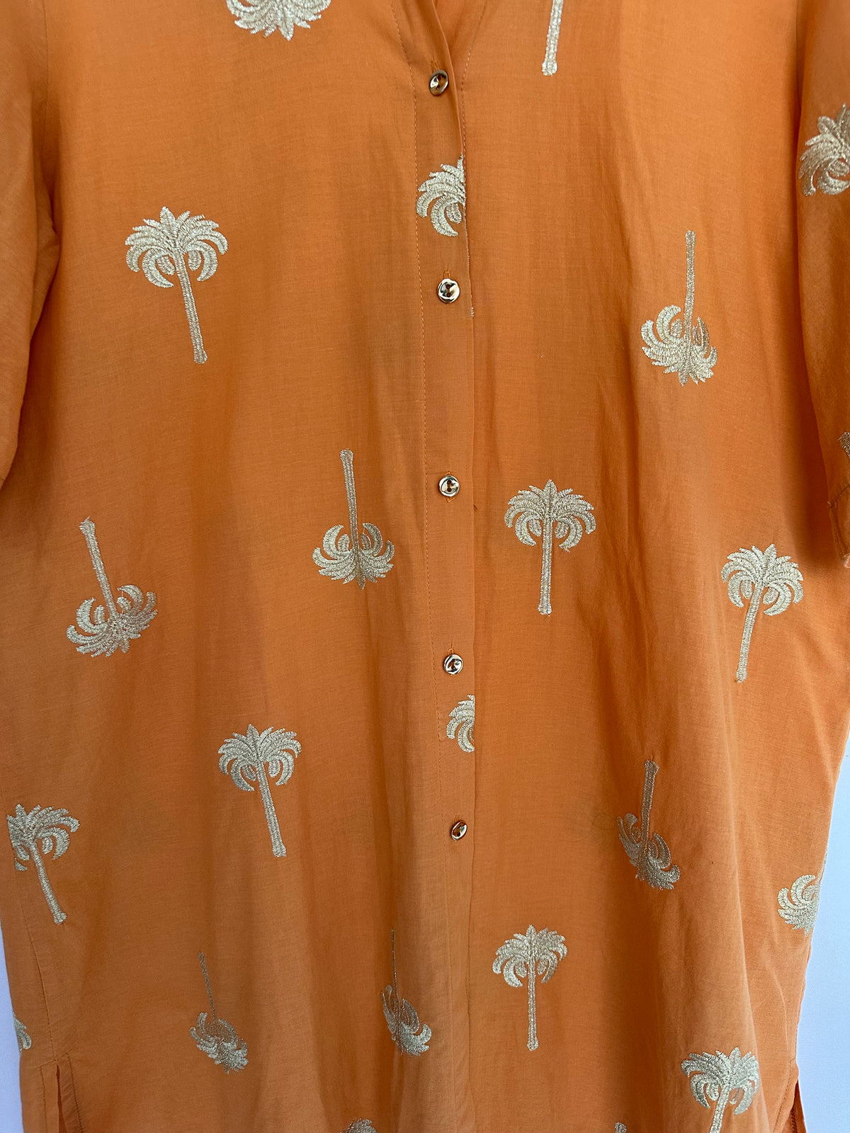 Fernanda Di Biase · Camisa bordada coqueiros – coral com bordado dourado – Tam. G