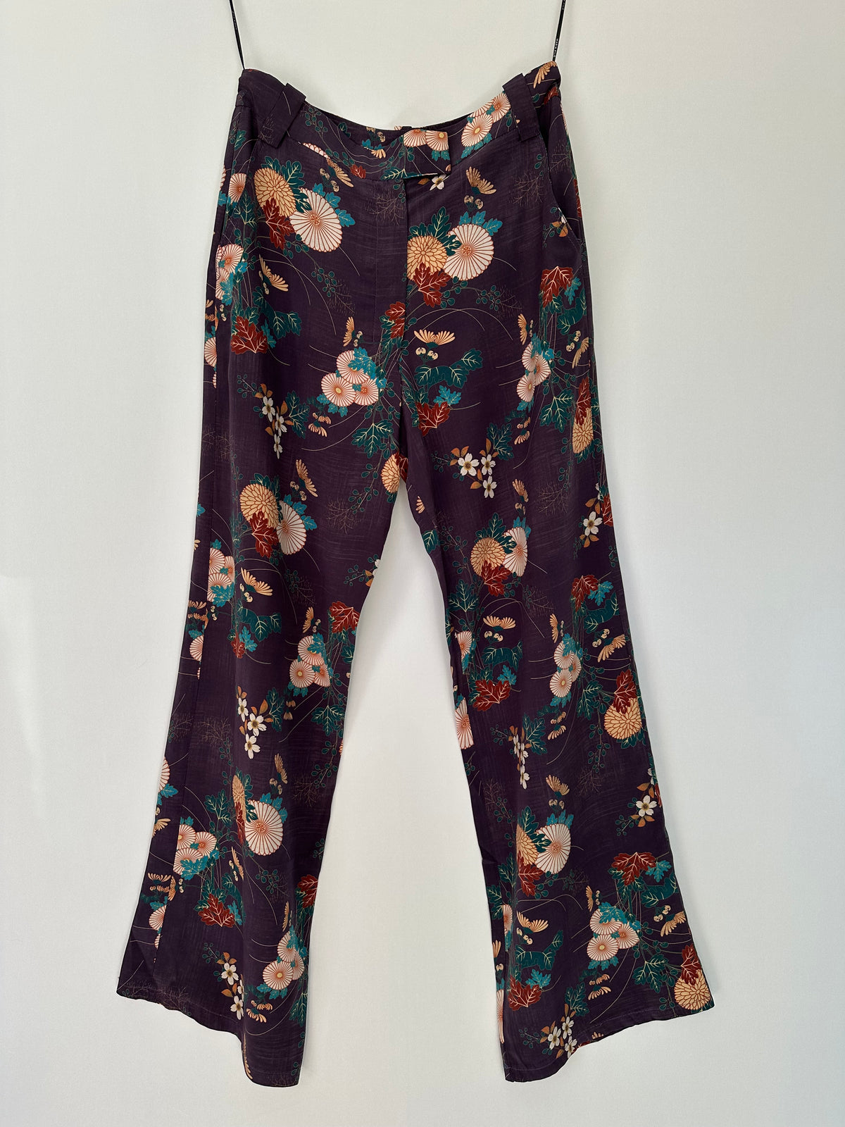 Maria Filó · Calça social estampada – roxo com estampa floral – Tam. P