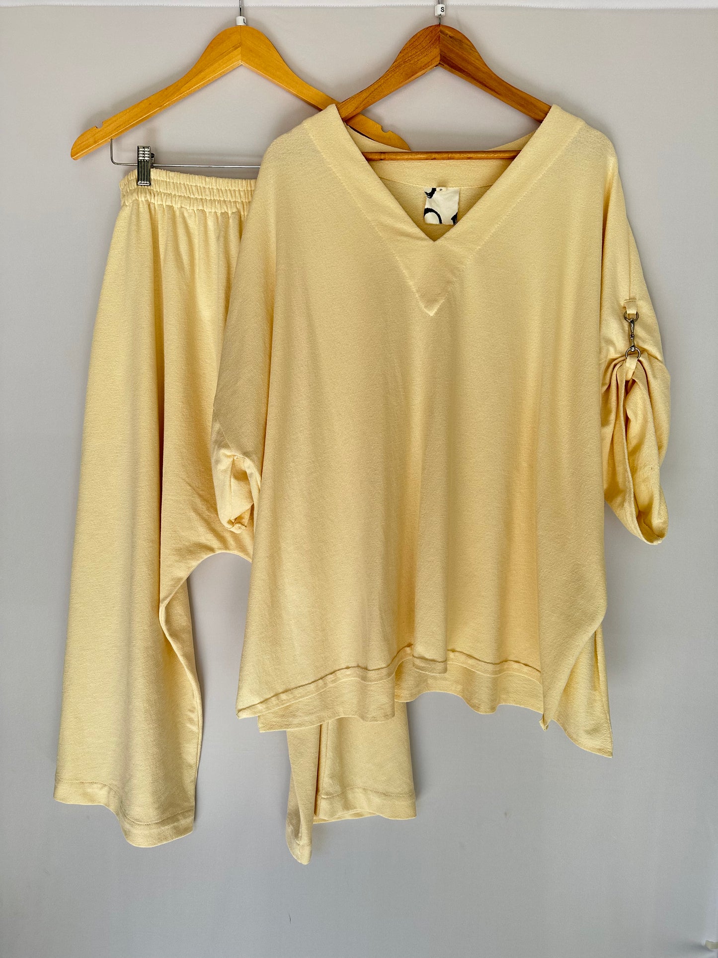 Outra · Blusa com detalhe na manga com ferro UNA
