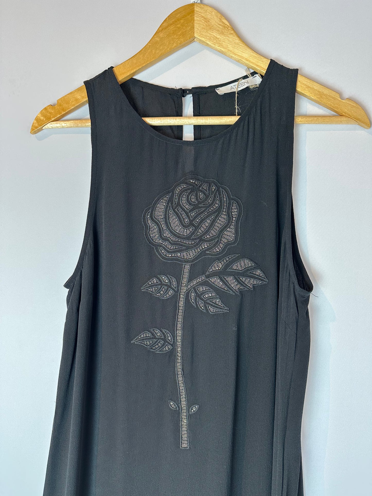 Ateen · Vestido longo com bordado de uma flor