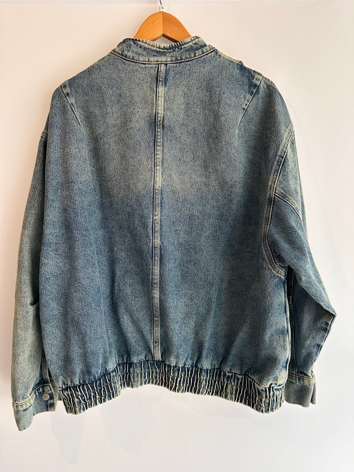 Jaqueta jeans tipo bomber Hering – lavagem tradicional – Tam. GG