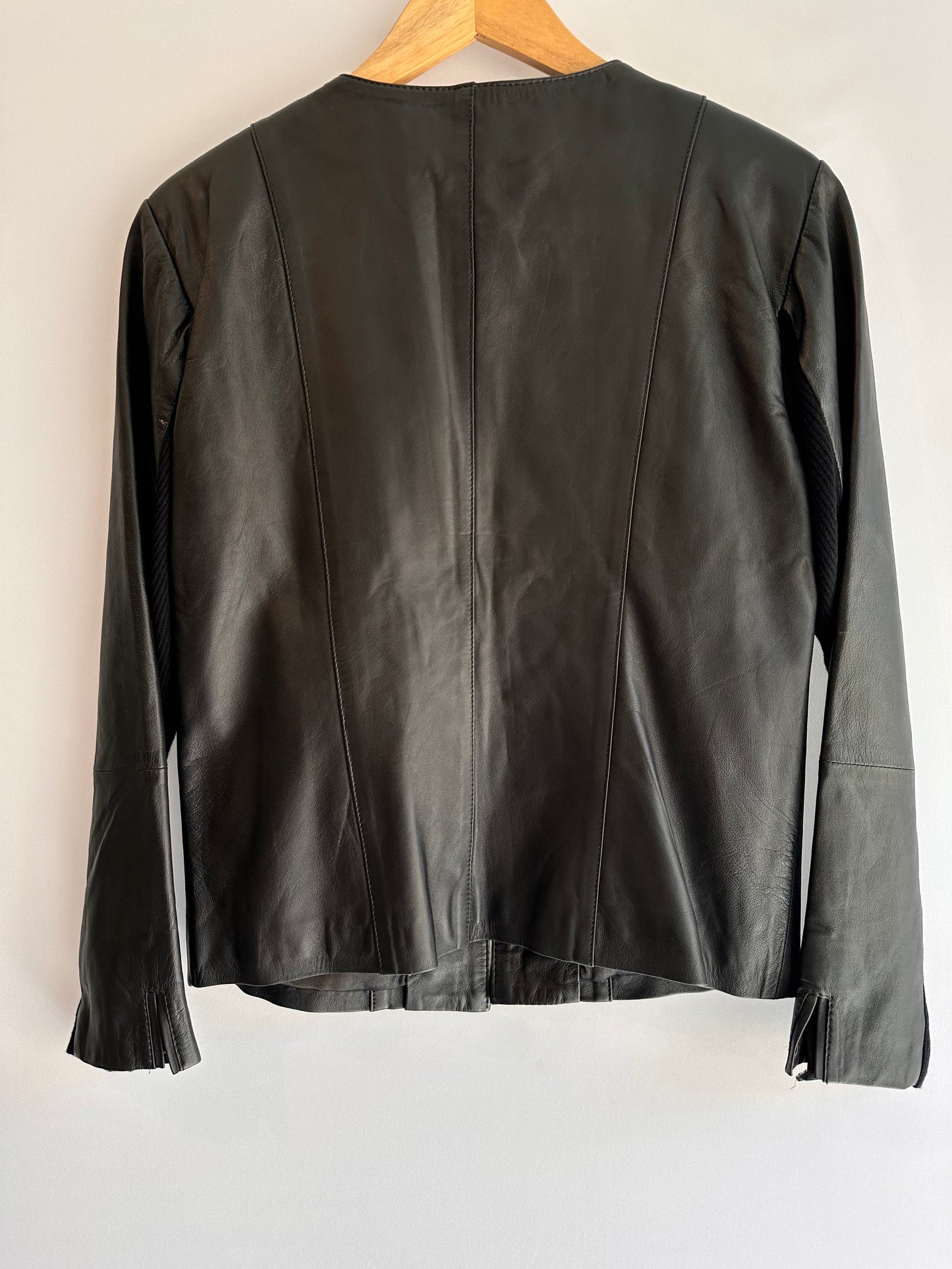 Ateen · Blusa em couro fechamento em colchetes