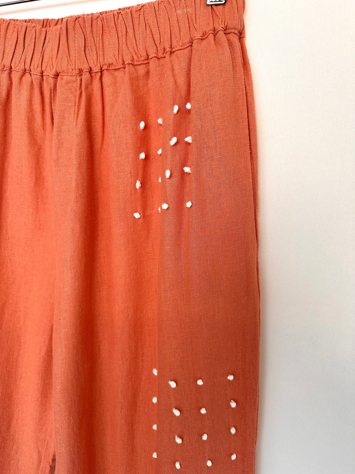 Missinclof · Calça em linho bordada – goiaba – Tam. G