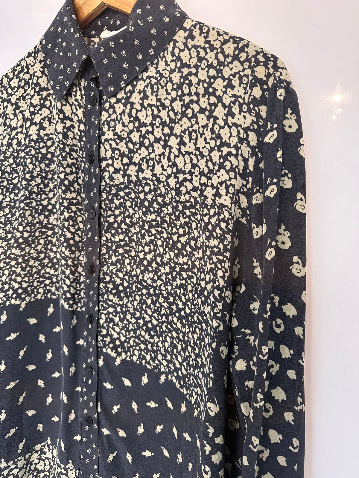 Nv · Camisa – marinho com florzinhas – Tam. GG