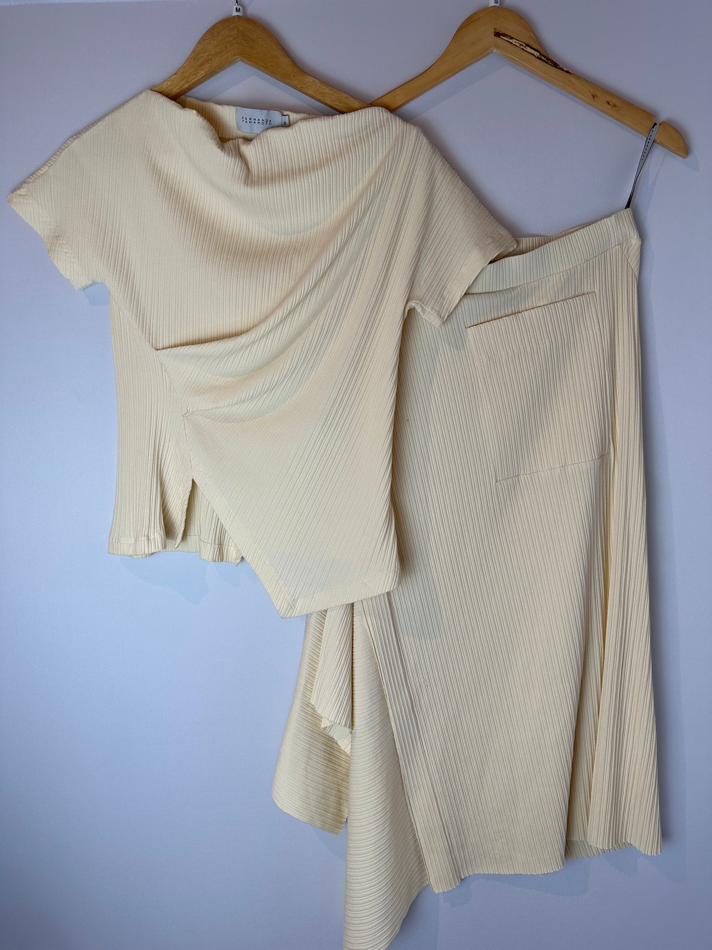 Fernanda Yamamoto · Blusa canelada conjunto