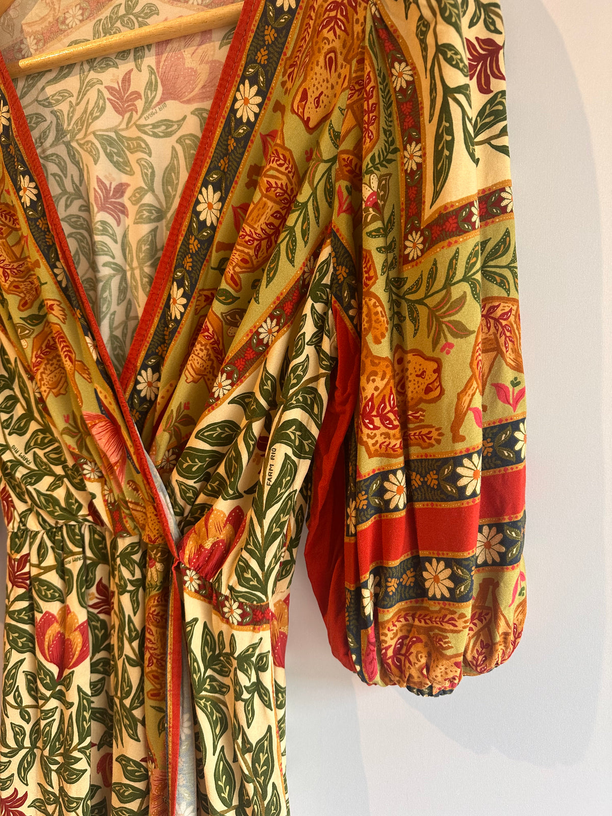 Farm · Vestido curto com meia manga – verde com estampa floral e borda vermelha – Tam. M