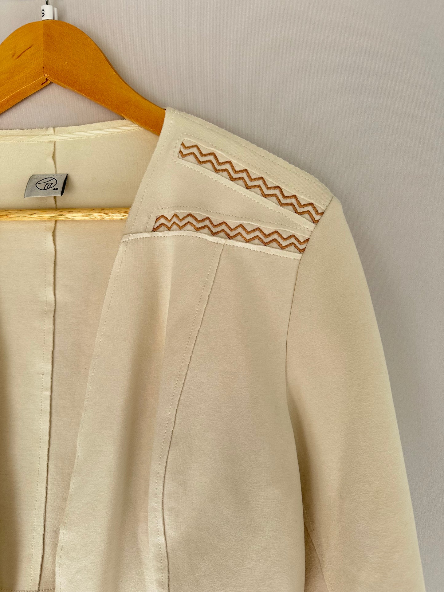 Fit · Blazer bordado em malha