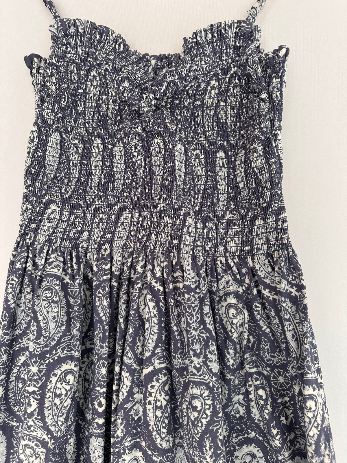 H&M · Vestido com busto em lastex