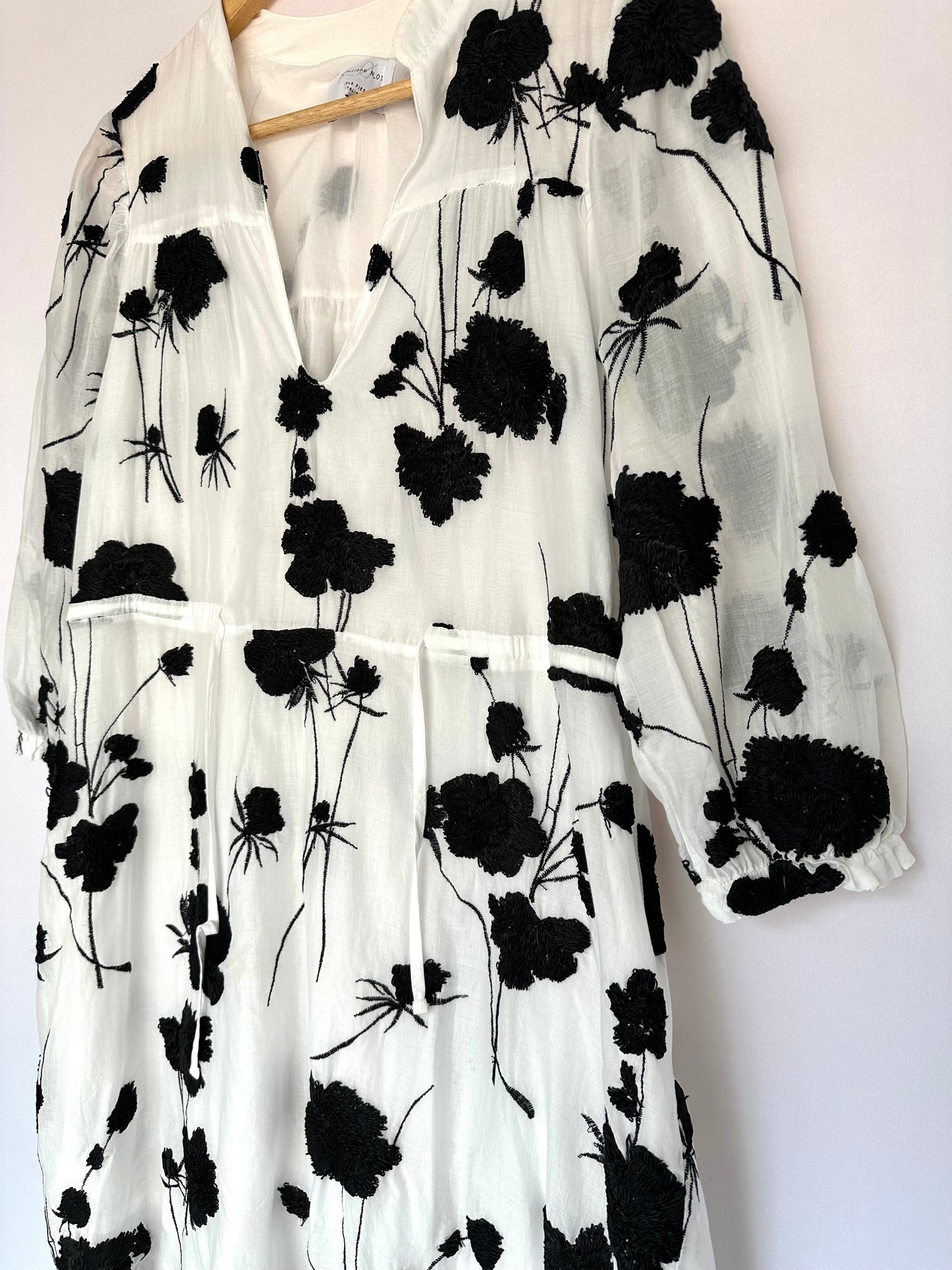 Outra · Vestido curto bordado