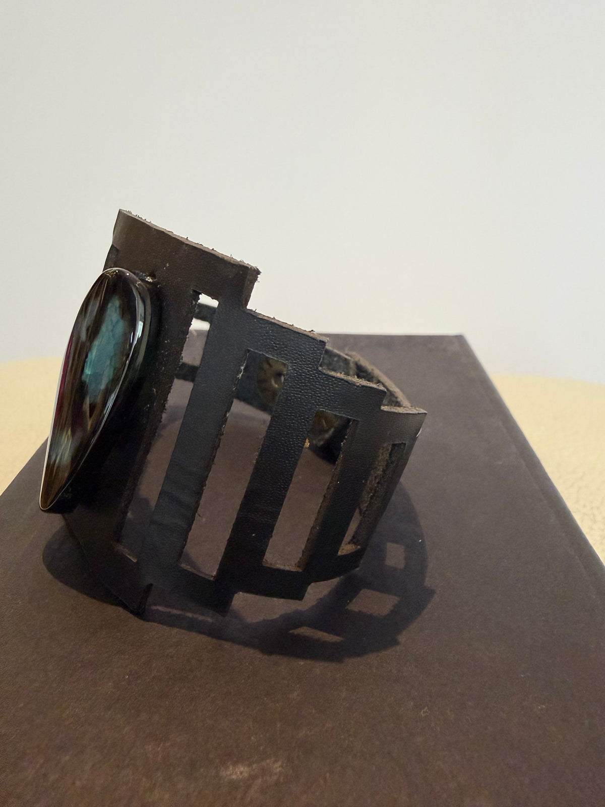 Pulseira em couro com aplicação de pedra – preto