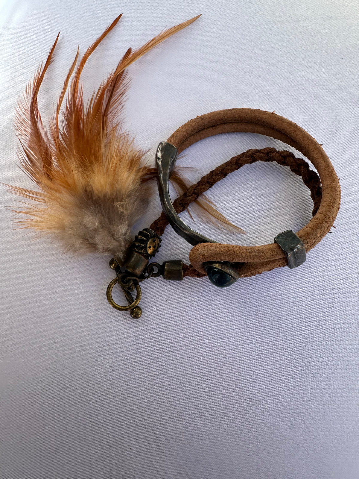 Farm · Pulseira de couro com pena