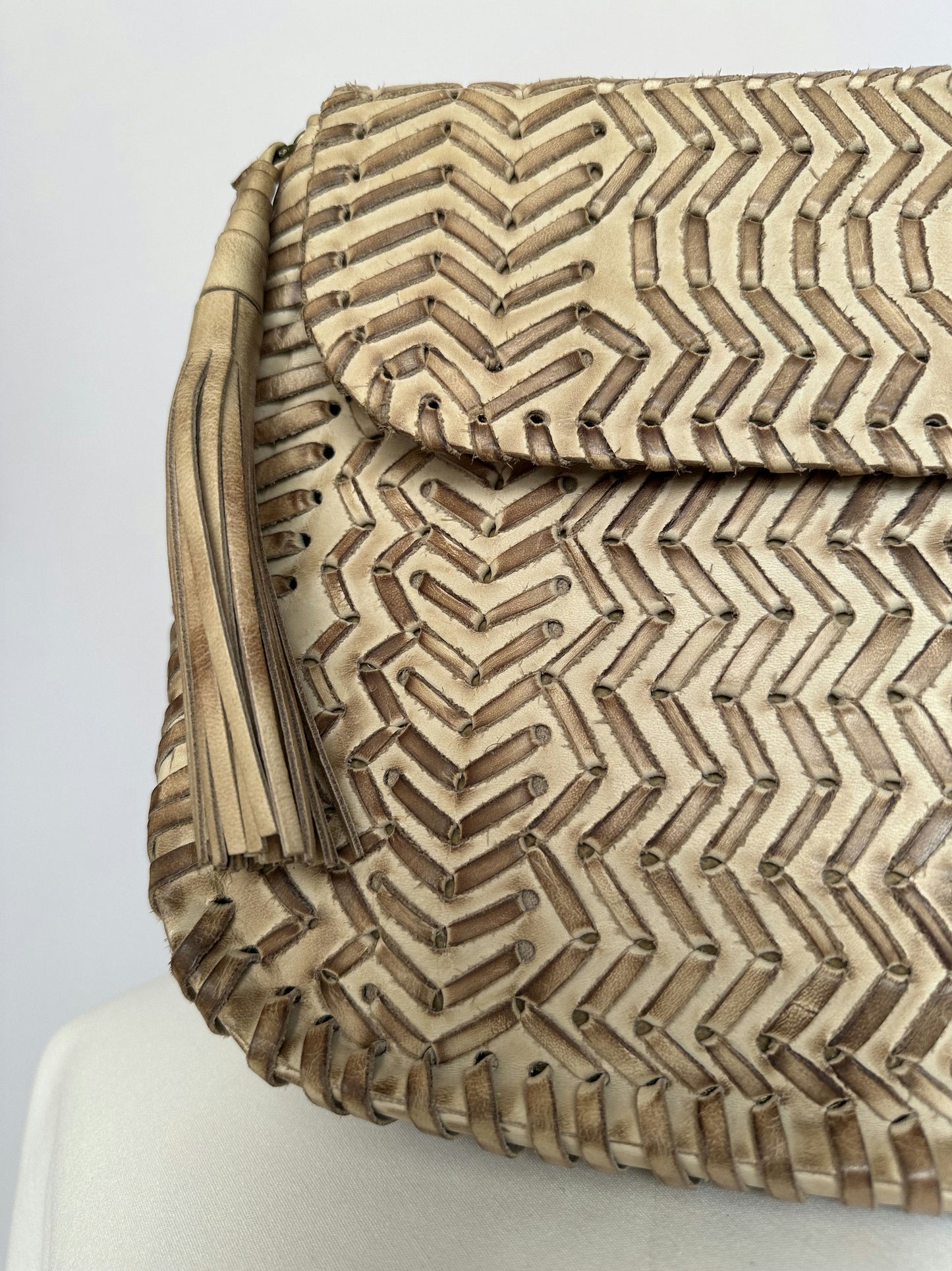 Bolsa de mão trançada