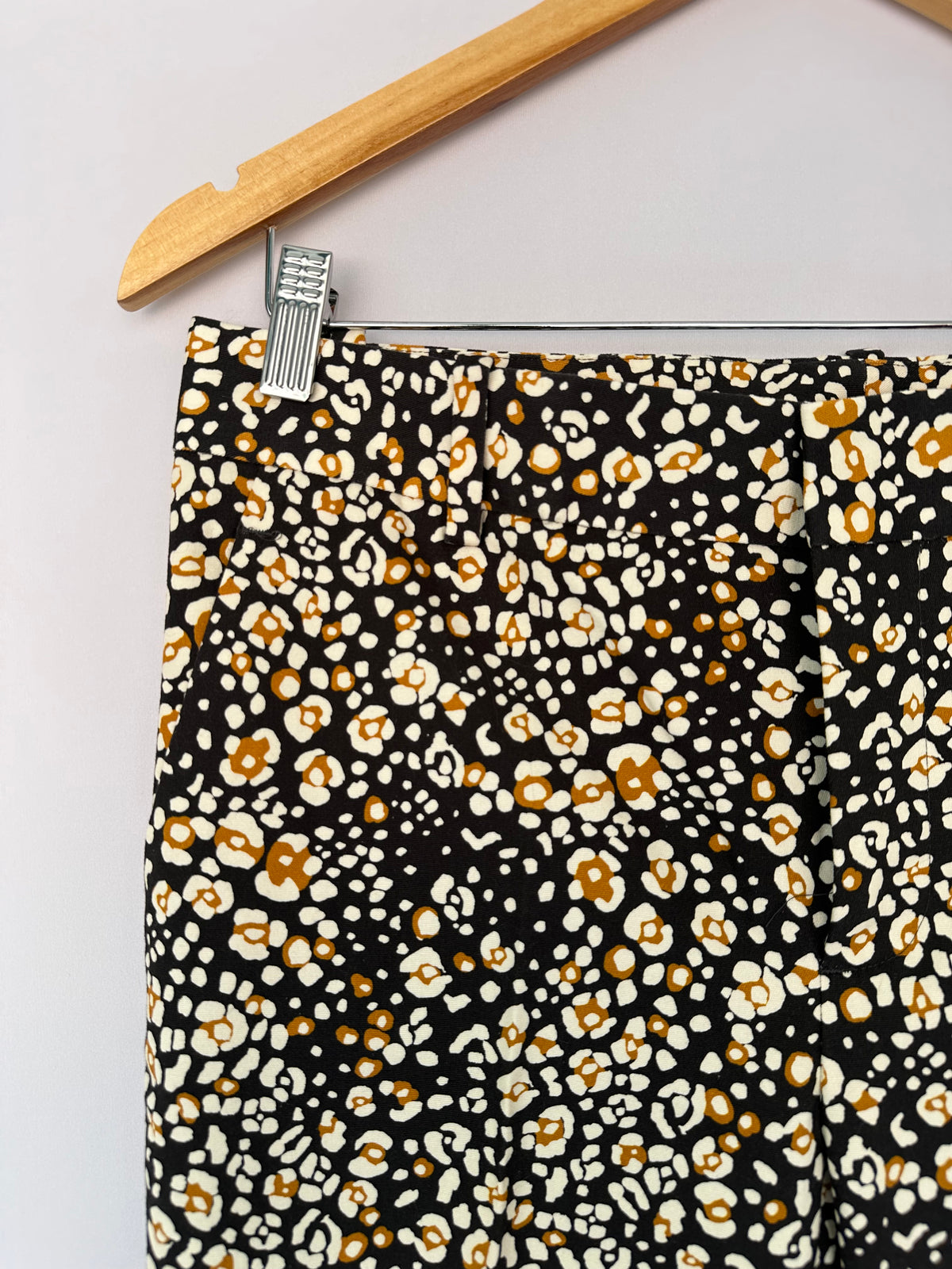 Zara · Calça estampada – fundo preto com estampa – Tam. M