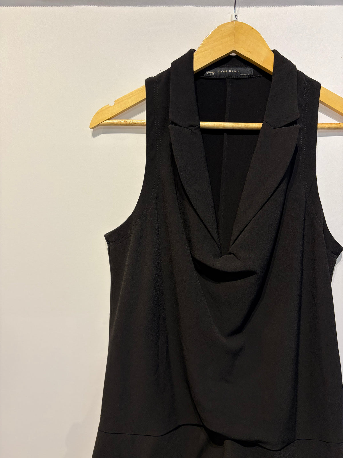 Zara · Vestido curto sem manga