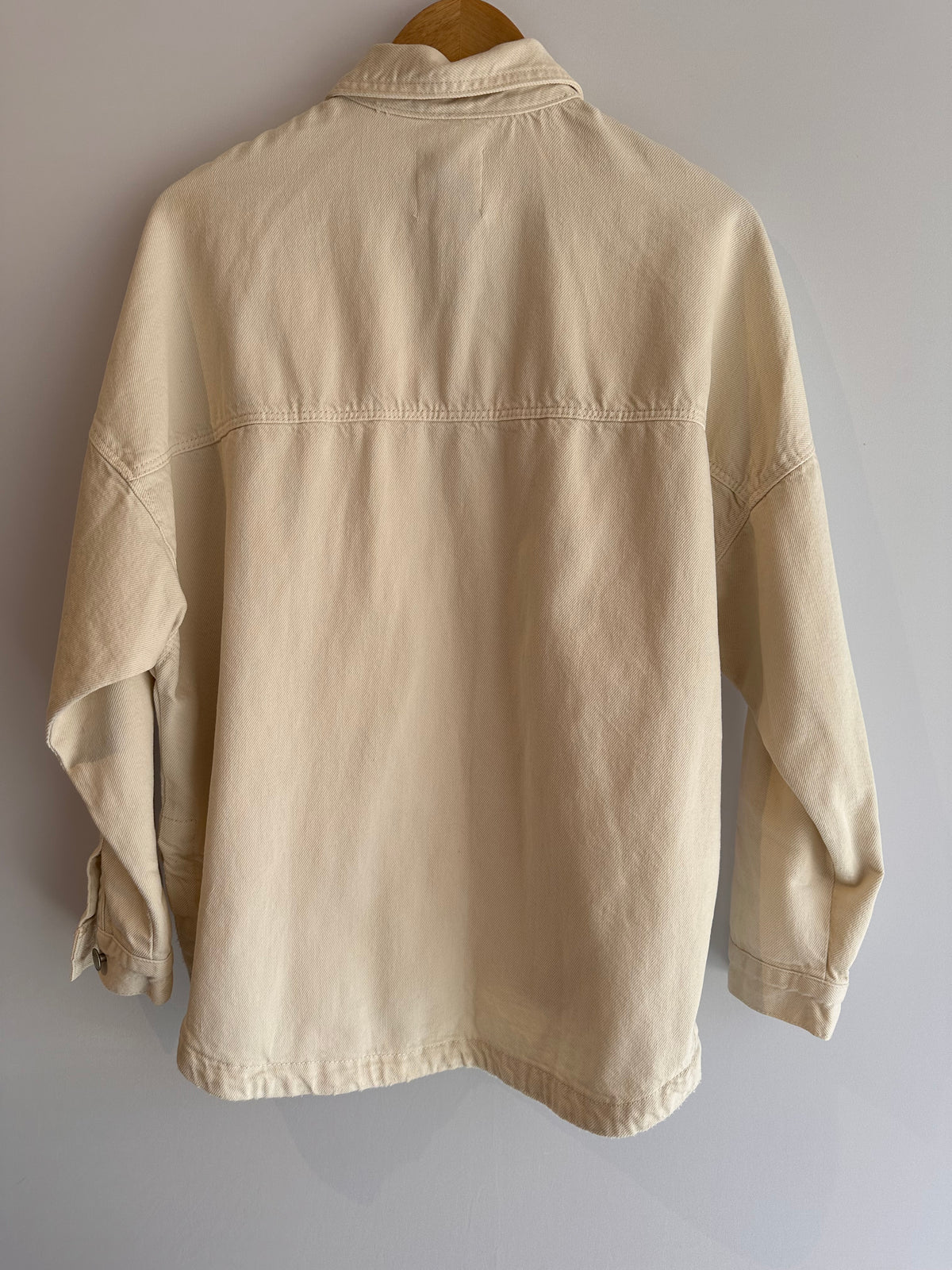 Zara · Camisa com bolsos – off-white – Tam. P