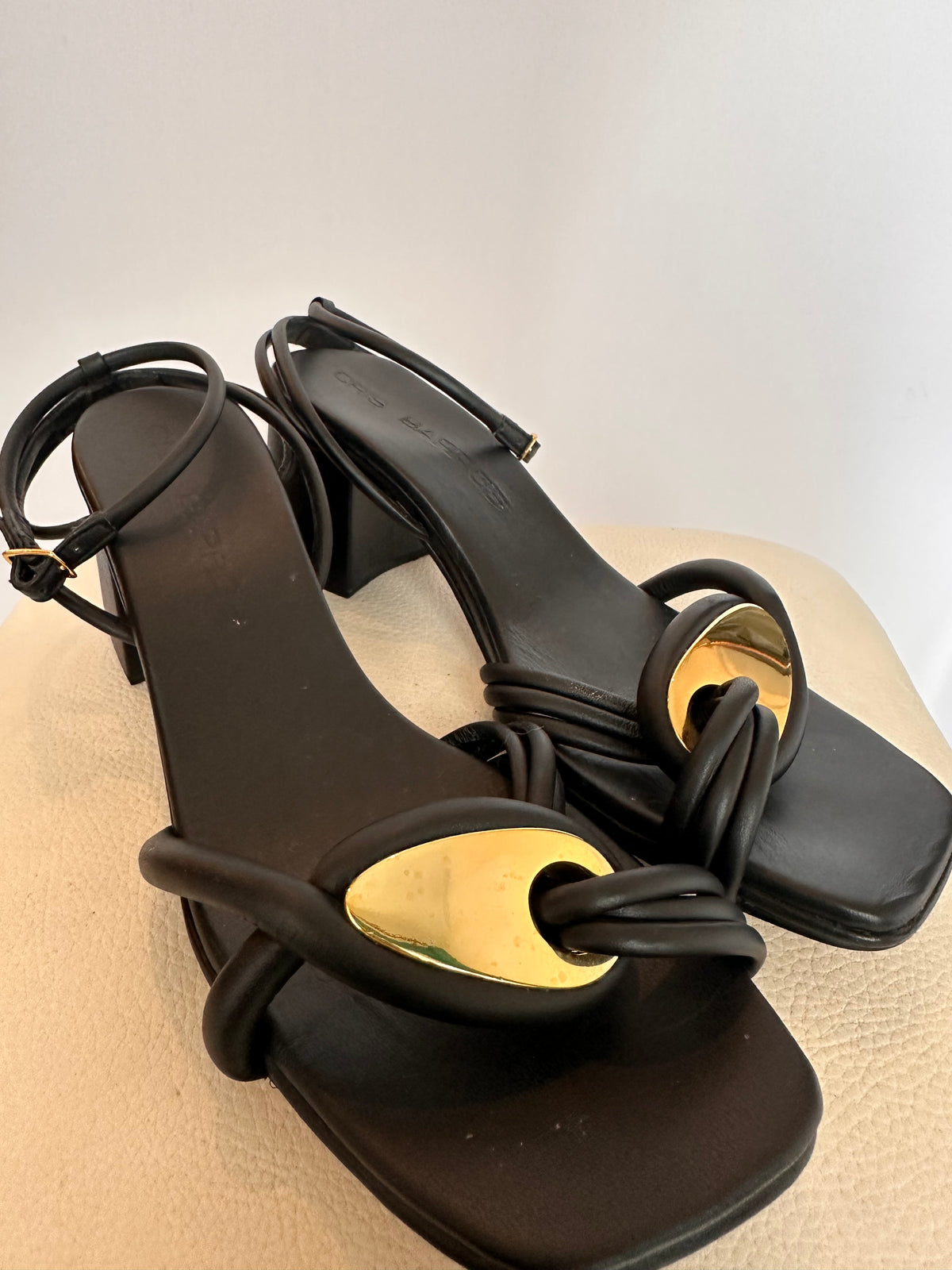 Cris Barros · Sandália com detalhe dourado 38