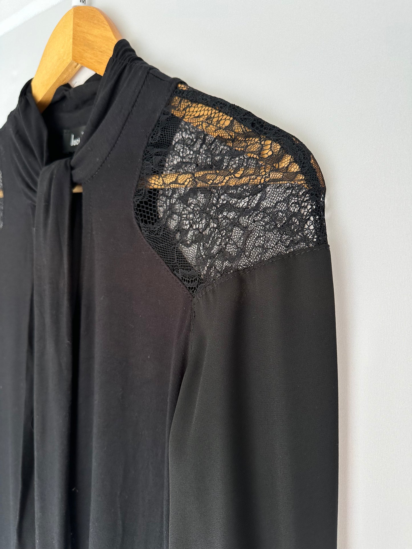 Lucidez · Blusa em renda manga longa