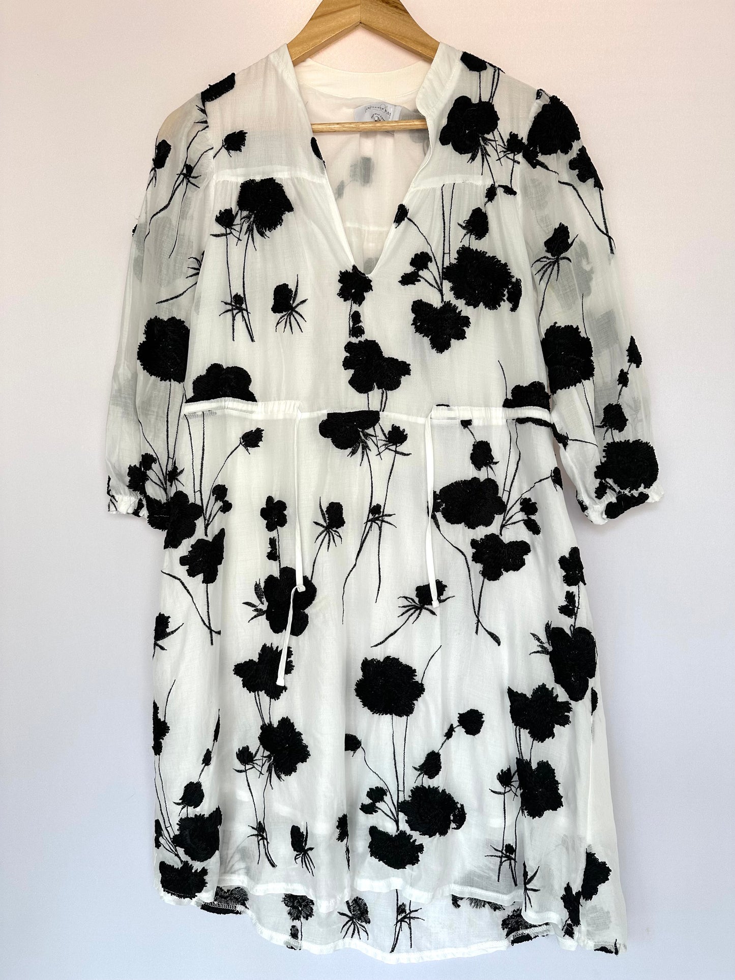 Outra · Vestido curto bordado
