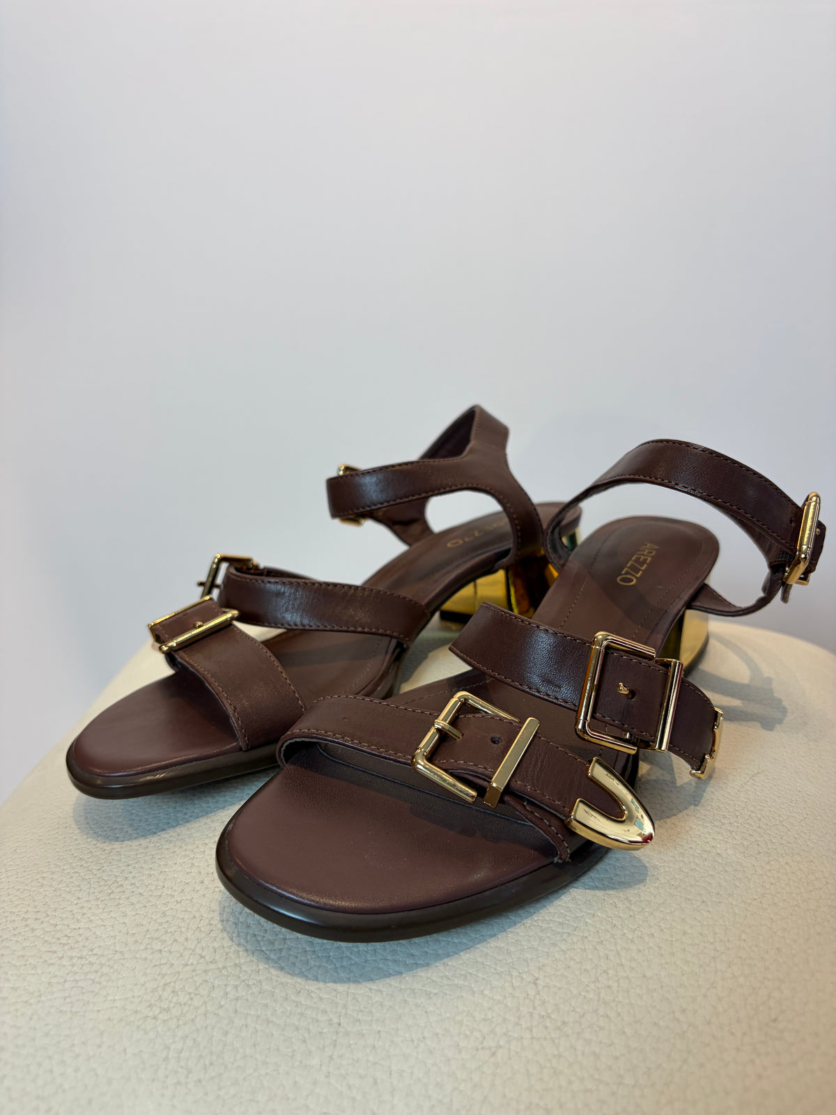 Arezzo · Sandália salto baixo dourado 34