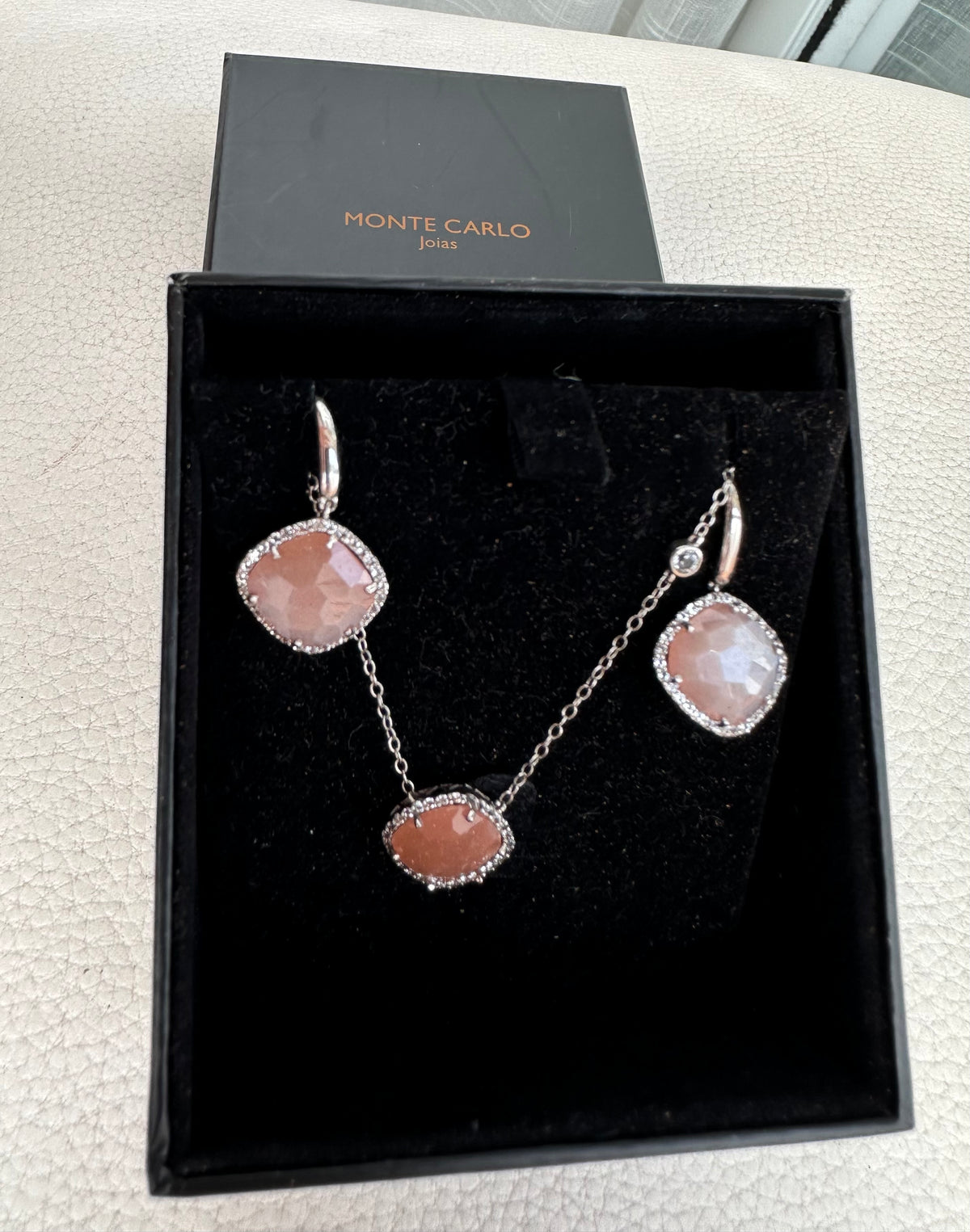 Monte Carlo · Conjunto de brincos com colar quartzo