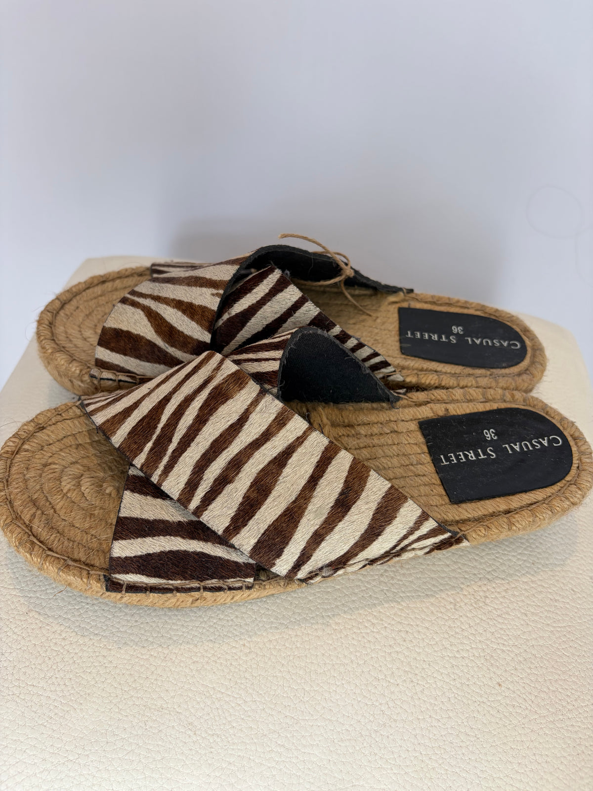 Casual Street · Sandália rasteira cruzada 36