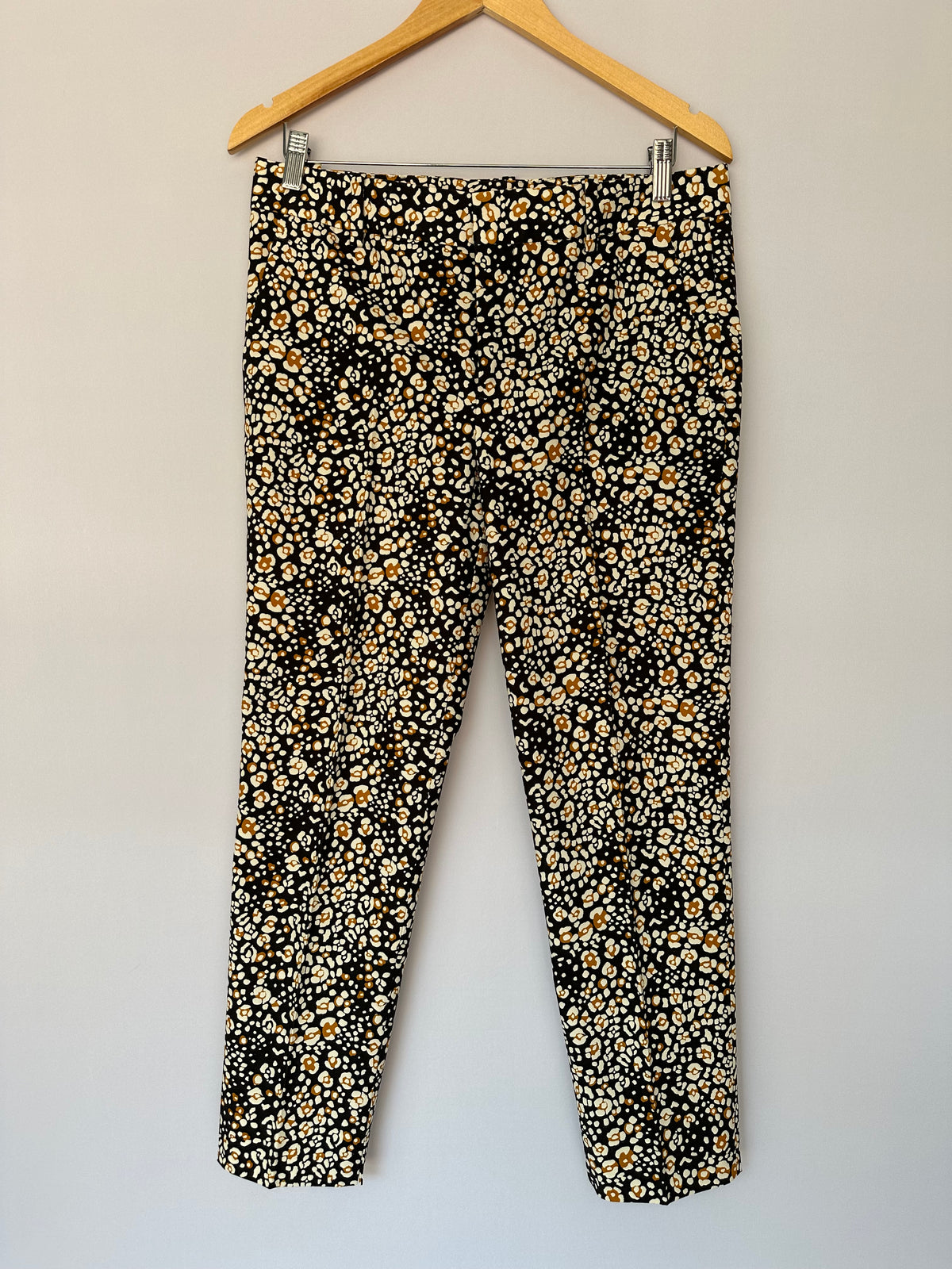 Zara · Calça estampada – fundo preto com estampa – Tam. M