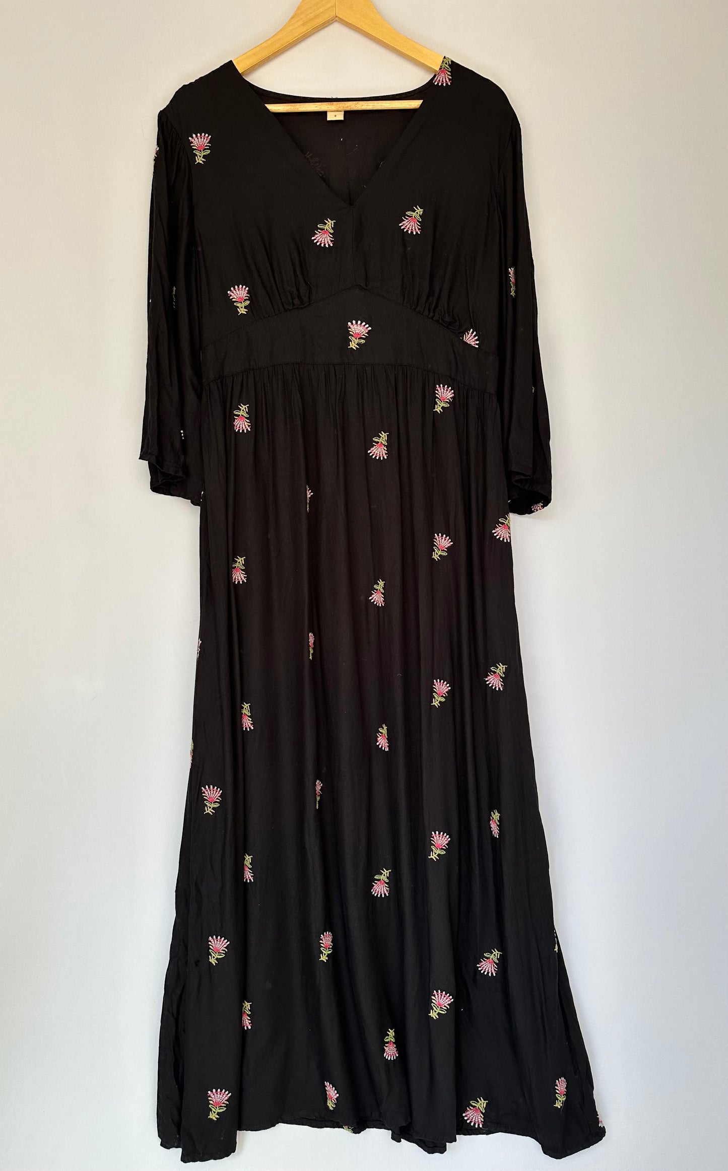 Outra · Vestido longo bordado Marfino