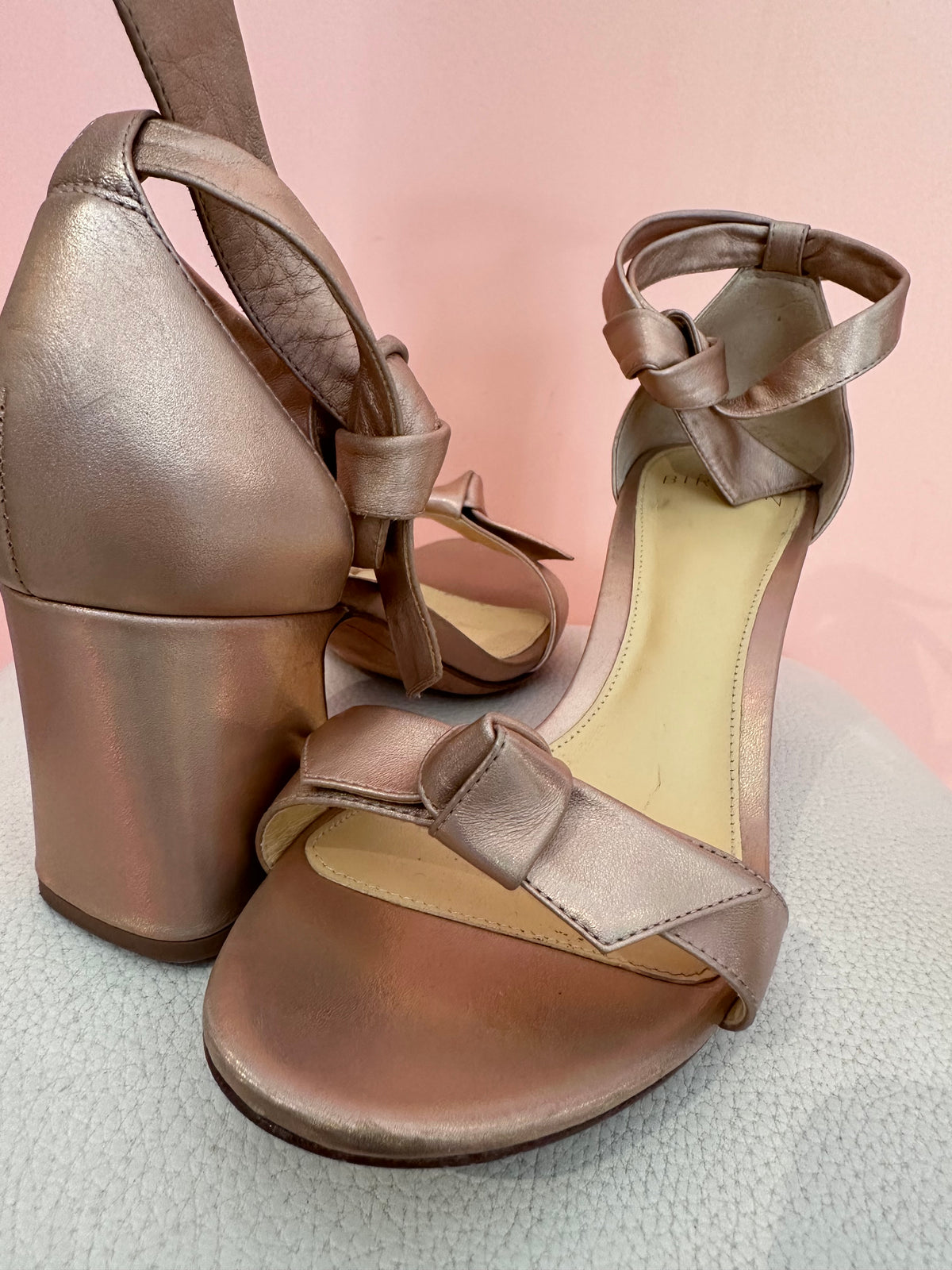 Alexandre Birman · Sandália salto médio furta-cor 36 – rosa furta-cor