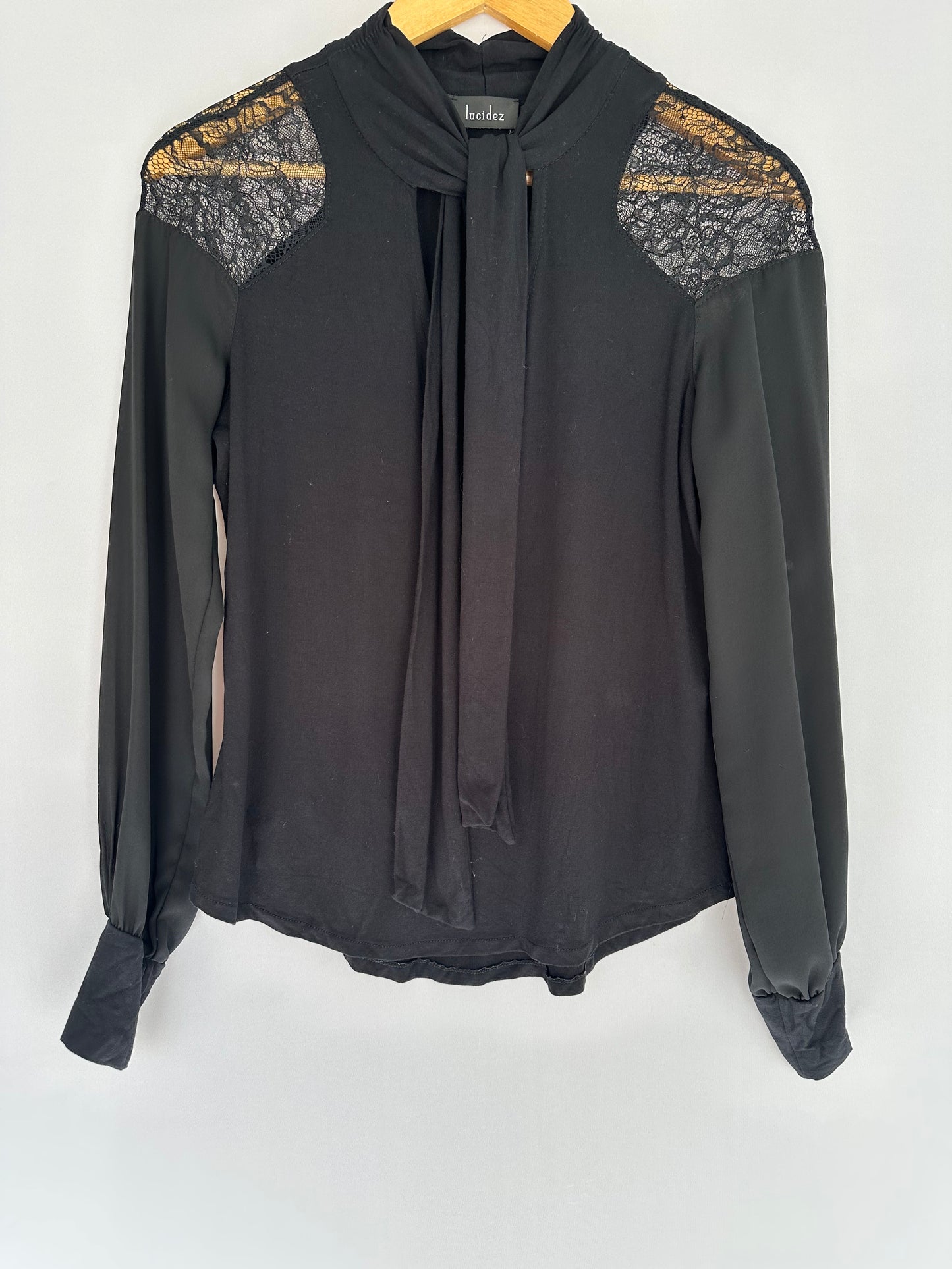 Lucidez · Blusa em renda manga longa