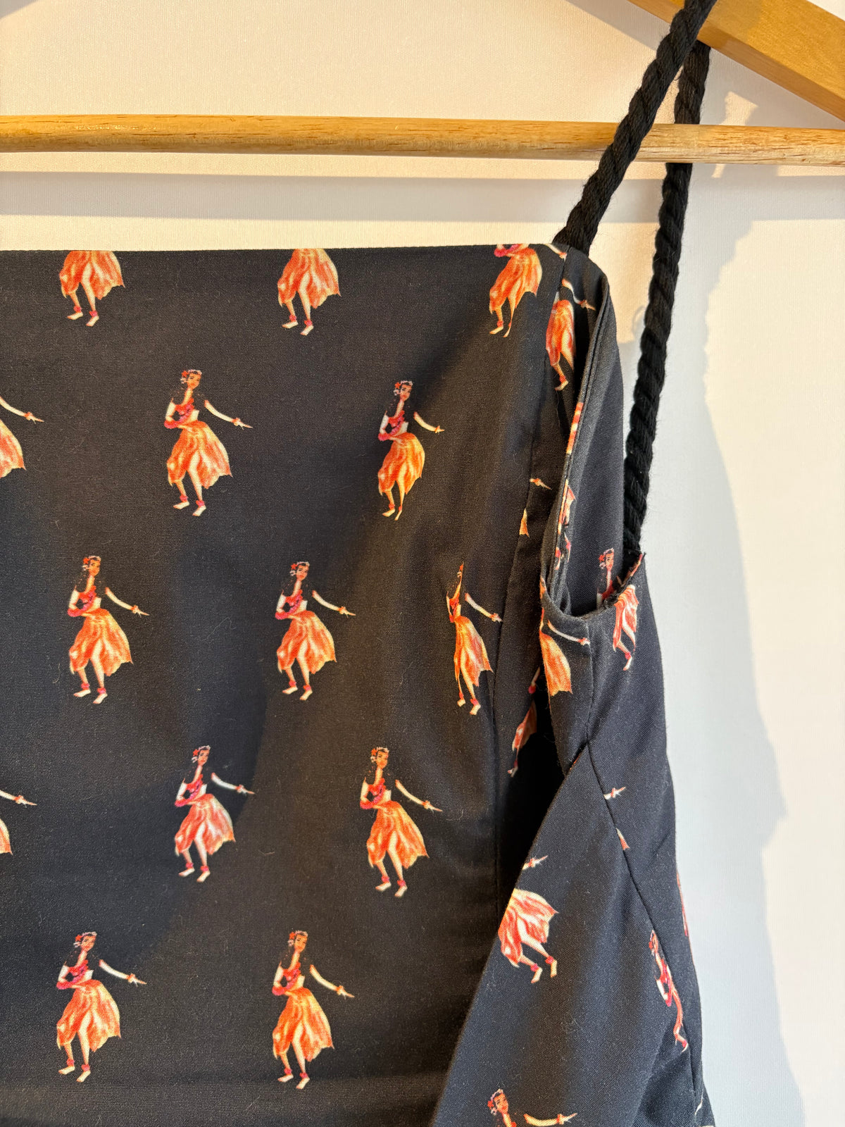 A.brand · Vestido amarrado curto – preto com estampa havaiana – Tam. PP