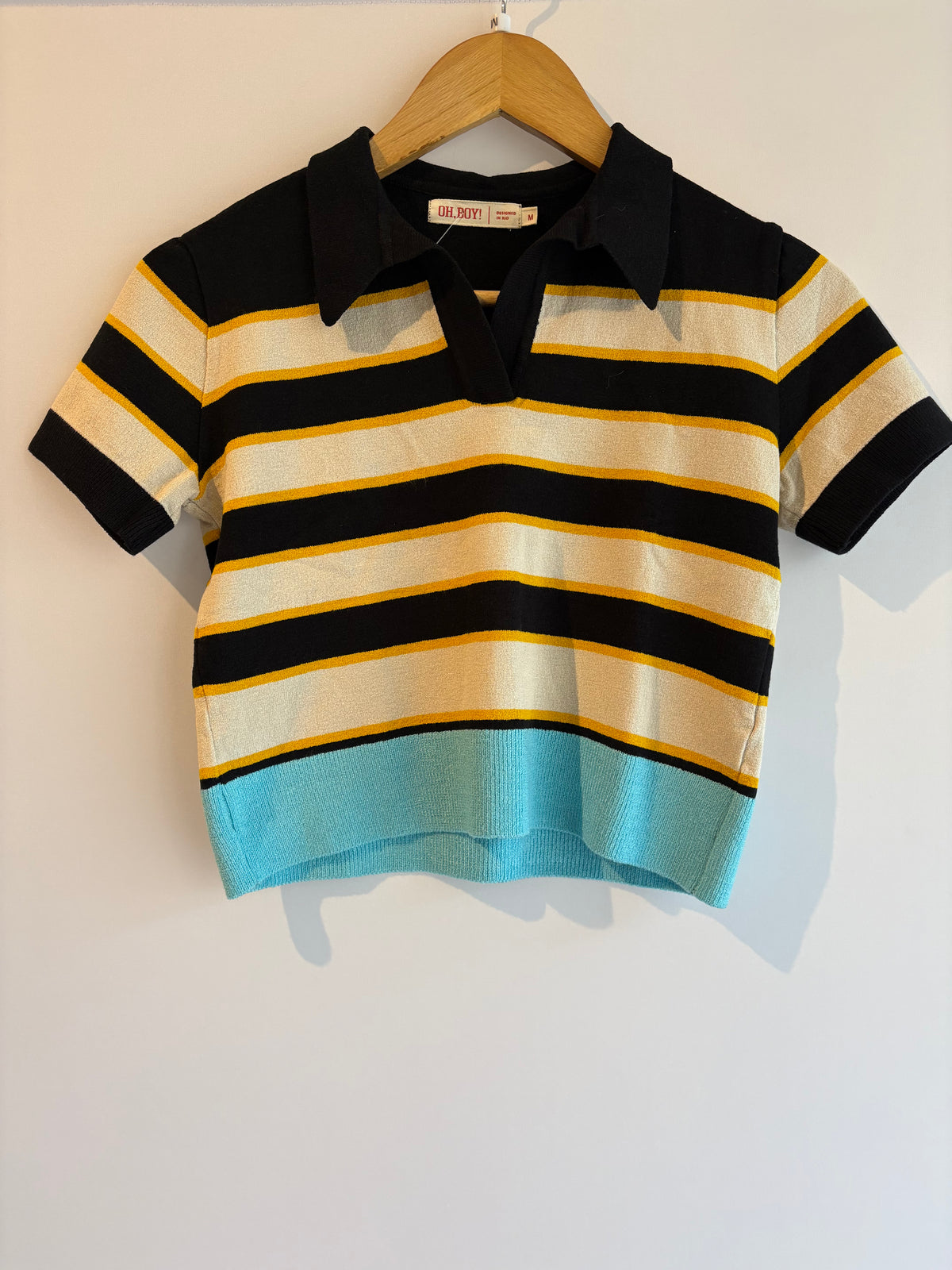 "Oh, Boy!" · Blusa tipo polo listrada – preto, bege e amarelo – Tam. M