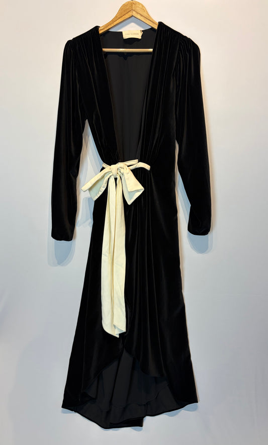 Cris Barros · Vestido mídi transpassado em veludo – preto com laço bege – Tam. M