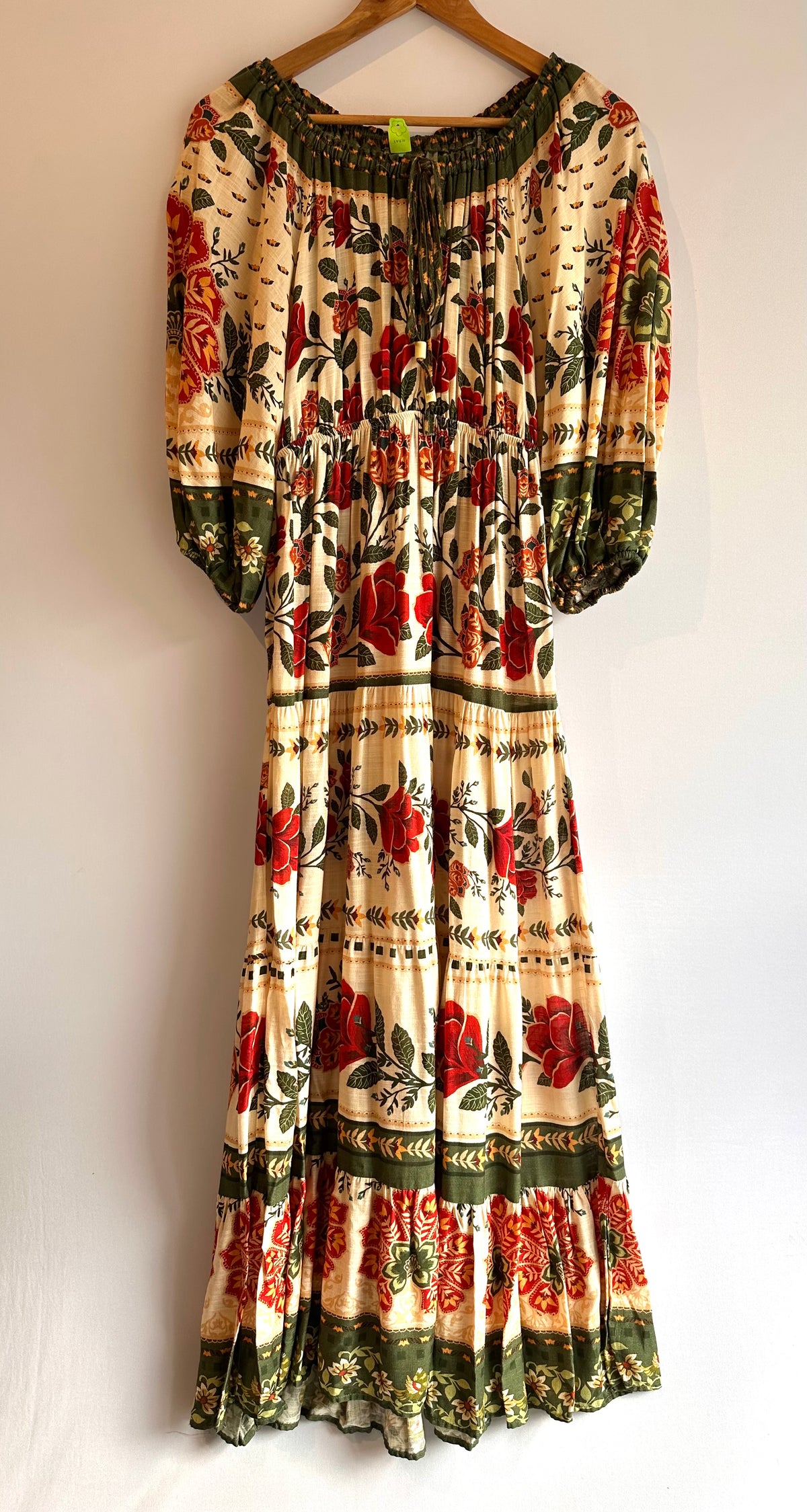 Farm · Vestido longo com mangas compridas – fundo bege com estampa floral – Tam. PP