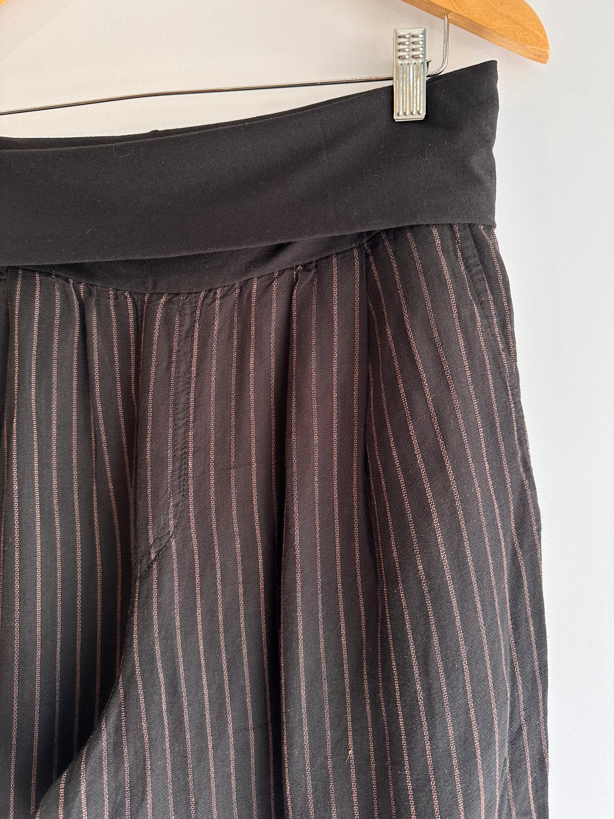 Hei Hei · Calça com cós alto em malha – preta com riscas rosa – Tam. M