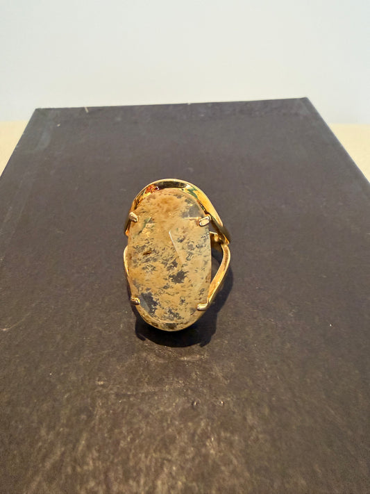 Outra · Anel dourado com pedra