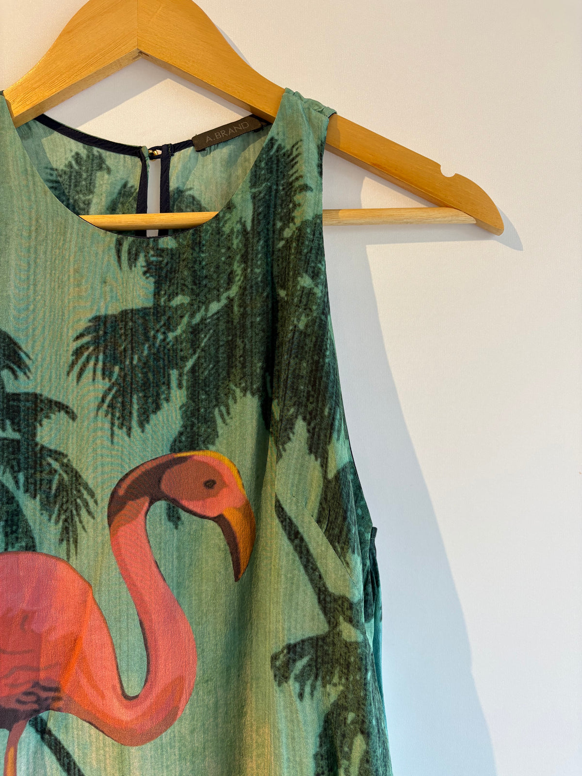 A.brand · Blusa sem mangas – verde com estampa de flamingo – Tam. PP