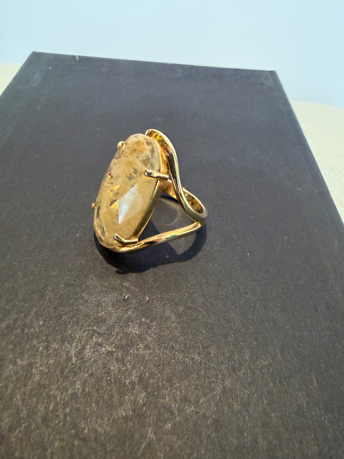 Anel dourado com pedra