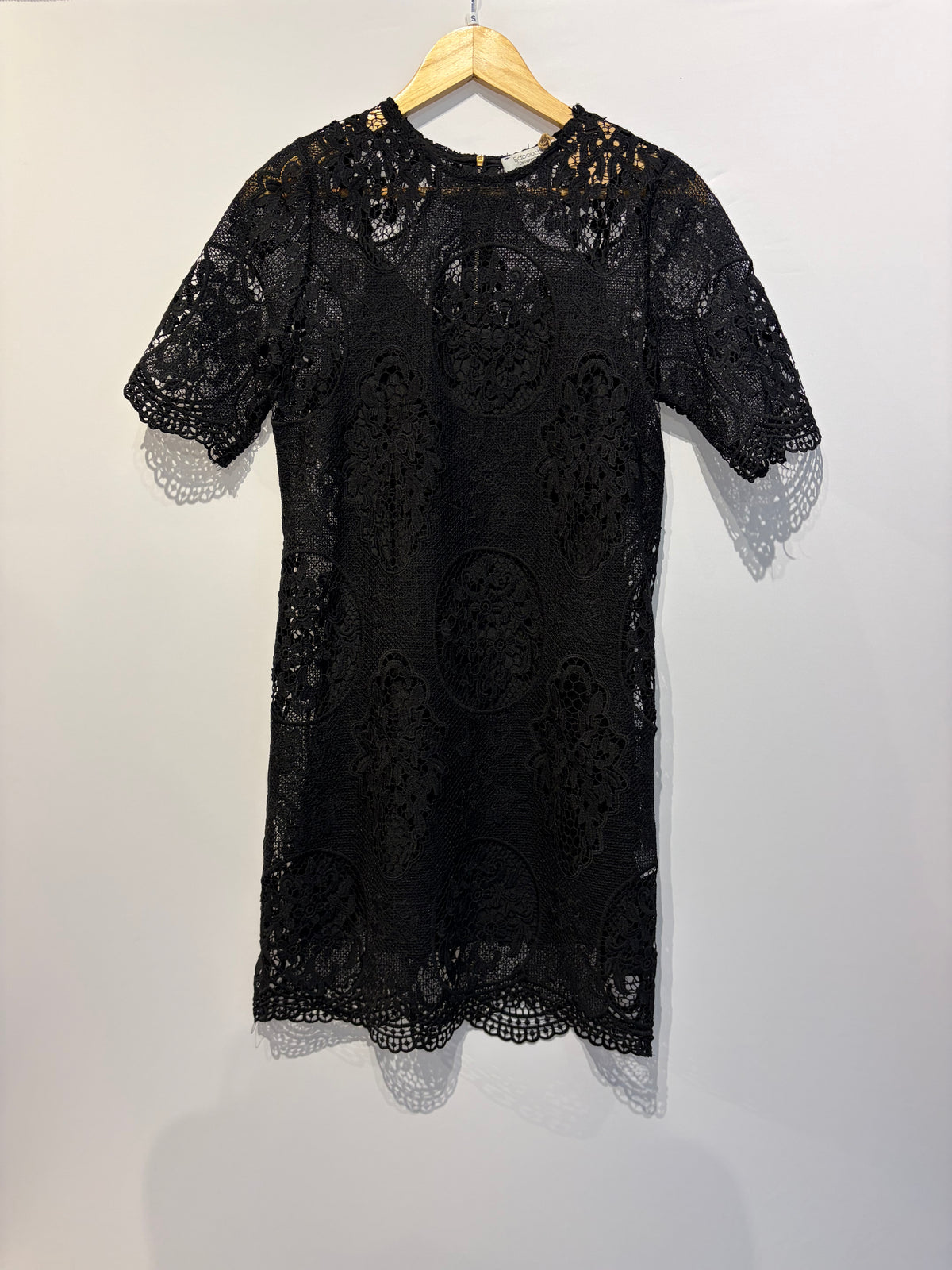 Outra · Vestido em renda com combinação Krishna
