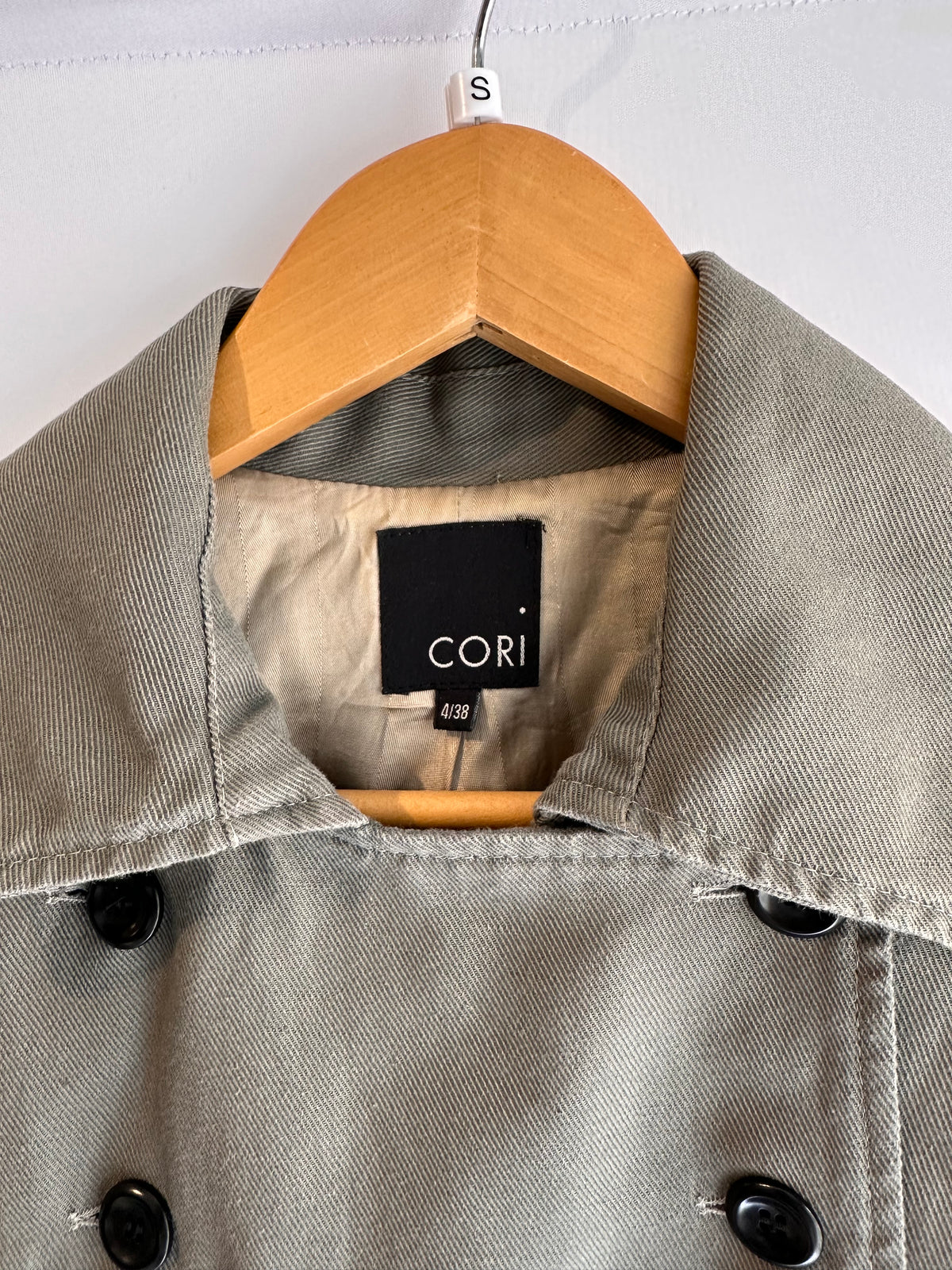 Cori · Blusa estilo trench coat mini – cinza – Tam. P