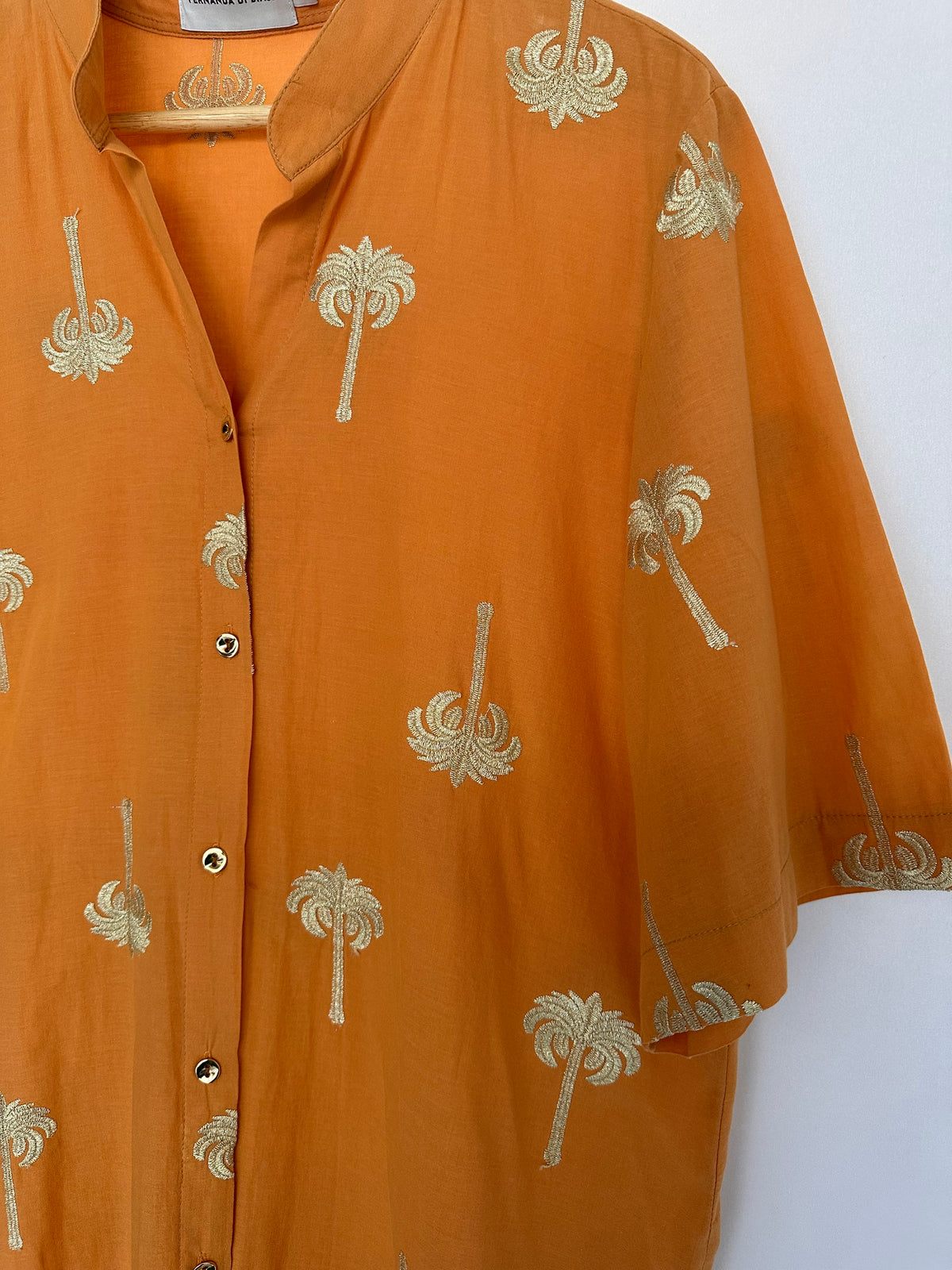 Fernanda Di Biase · Camisa bordada coqueiros – coral com bordado dourado – Tam. G