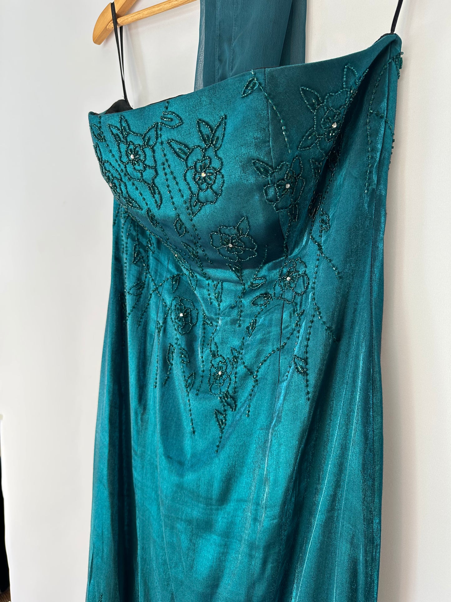 Outra · Vestido de festa tomara que caia bordado. Marca Gorgeous