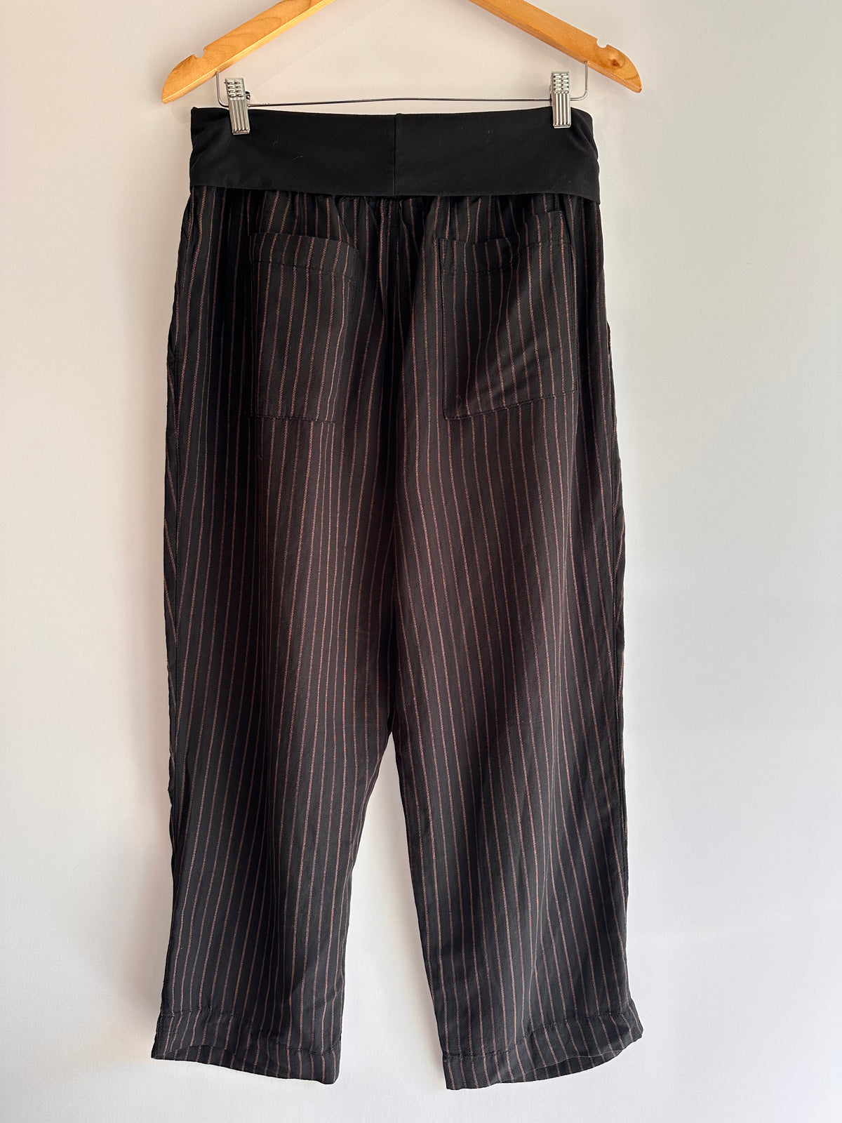 Hei Hei · Calça com cós alto em malha – preta com riscas rosa – Tam. M
