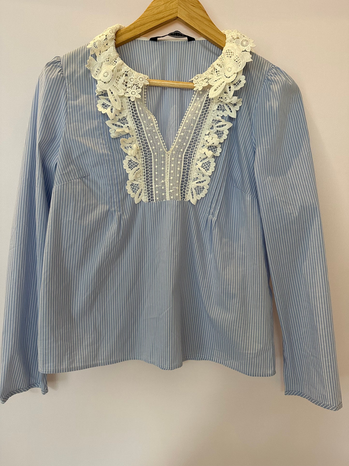 Zara · Blusa com gola em renda
