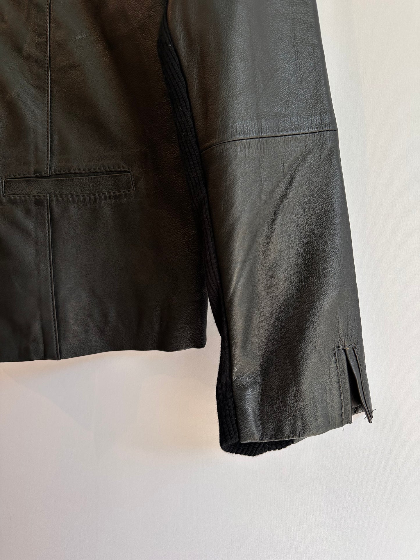 Ateen · Blusa em couro fechamento em colchetes