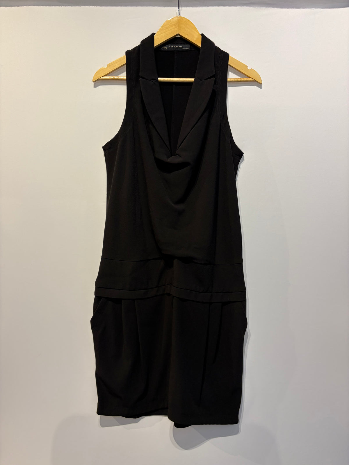 Zara · Vestido curto sem manga