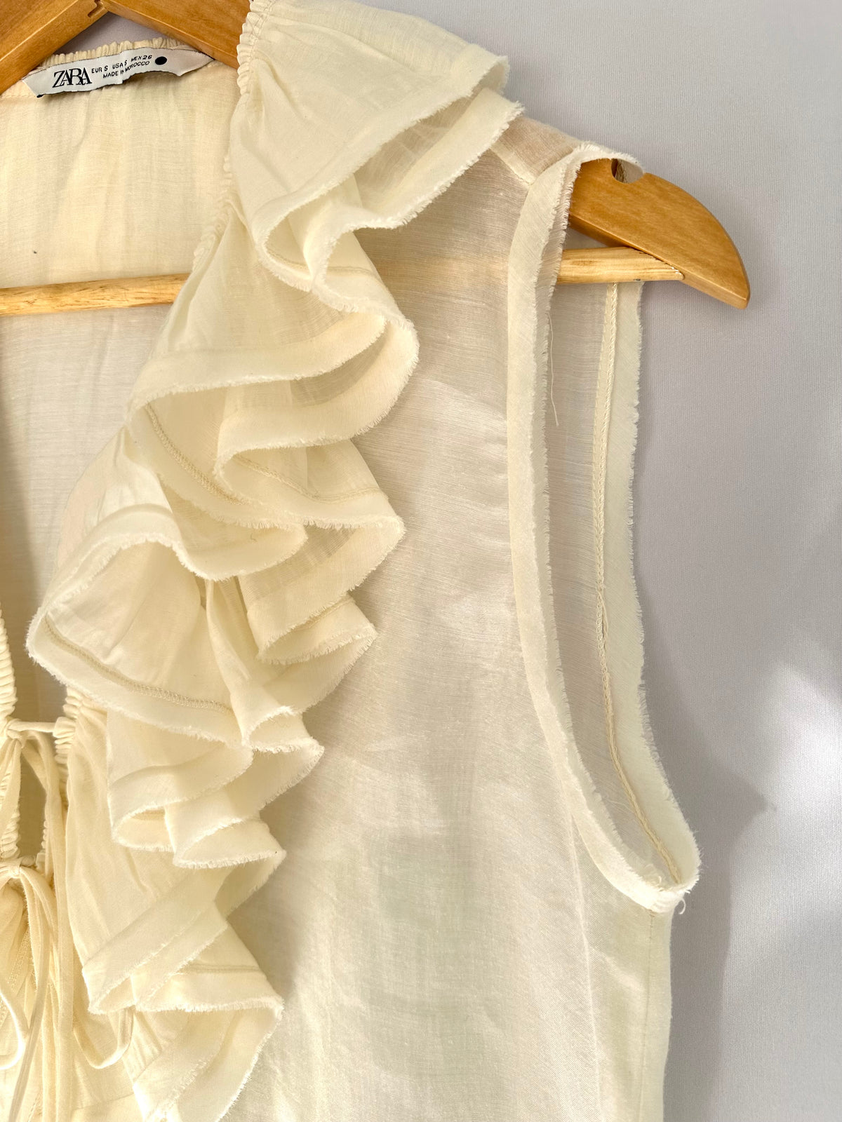 Zara · Blusa sem manga com gola em babados