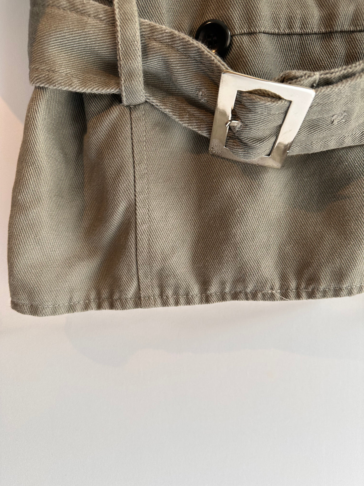 Cori · Blusa estilo trench coat mini – cinza – Tam. P
