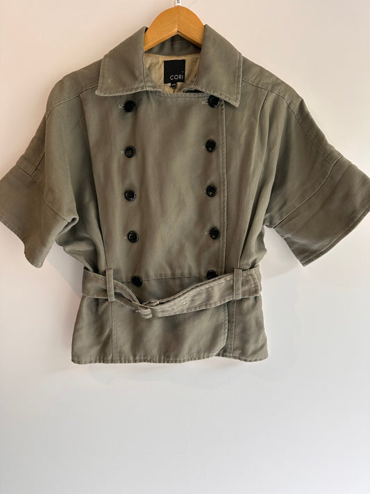 Cori · Blusa estilo trench coat mini